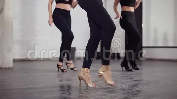 漂亮的女腿在交谊舞鞋跳舞巴查塔的基本步骤视频的预览图