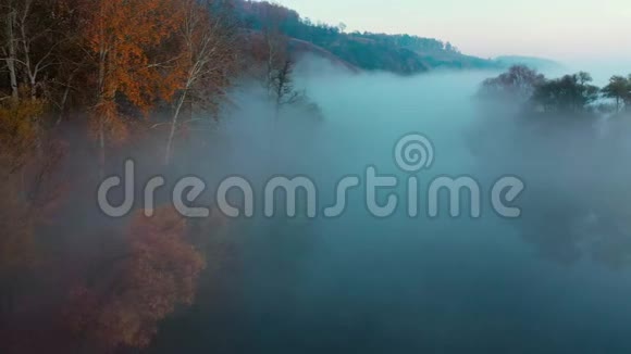 秋天河上的雾霾视频的预览图