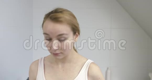 女人在浴室里用漱口水视频的预览图