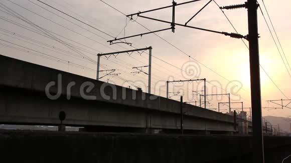 在桥上移动火车视频的预览图