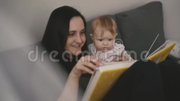 妈妈给孩子读一本书视频的预览图