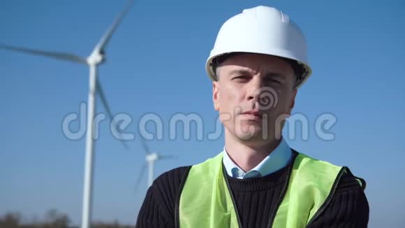 强大的工程师对抗风力涡轮机视频的预览图