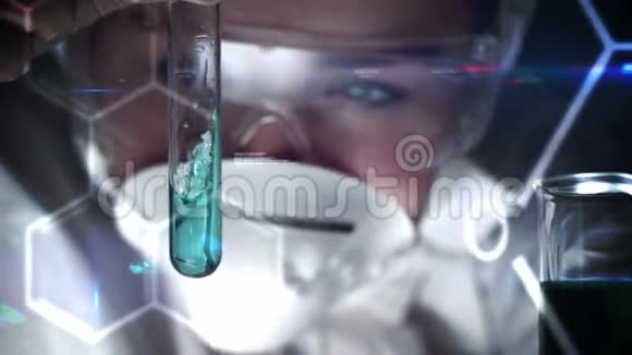 科学家检查试管中的液体视频的预览图