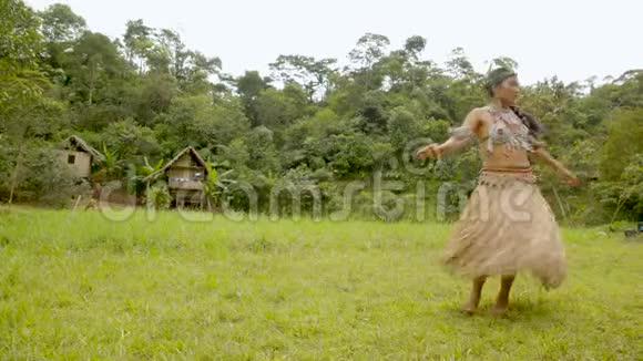 部落妇女在农场跳舞视频的预览图