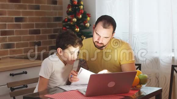 孩子和男人坐在一起视频的预览图
