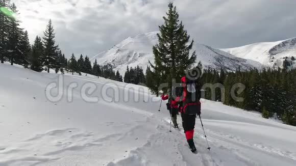 两名游客在冬季徒步旅行视频的预览图