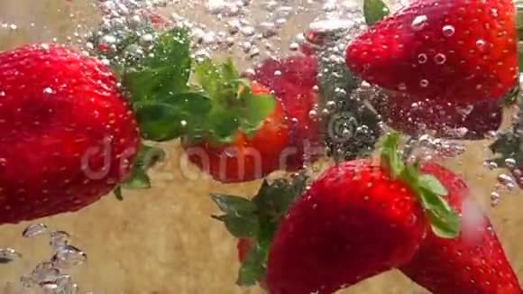 草莓在水中的慢动作视频视频的预览图