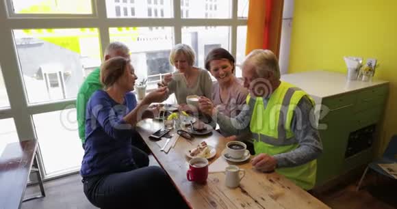 老年人喝咖啡休息视频的预览图