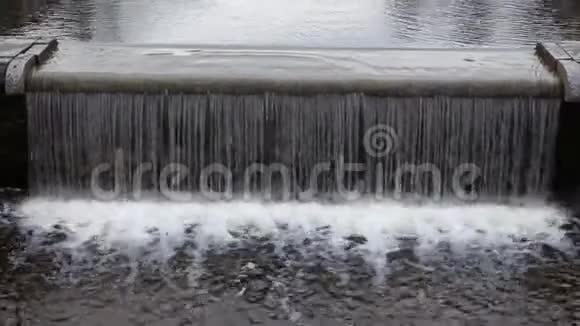 以瀑布的形式喷泉视频的预览图
