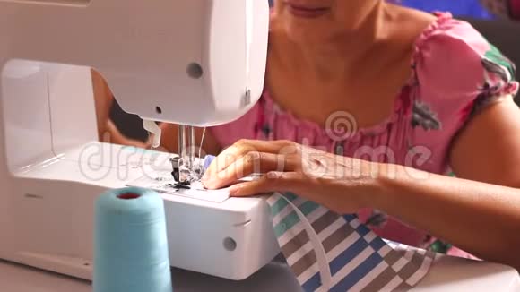 缝纫机是由一个女人工作的视频的预览图