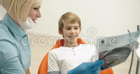 牙医给孩子做X光视频的预览图