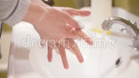 年轻女人洗肥皂视频的预览图