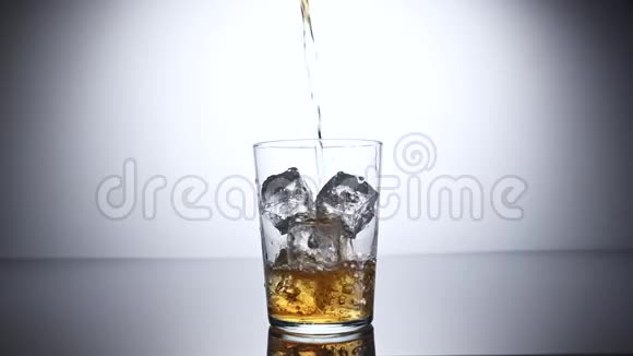 用冰块盛满玻璃杯的酒视频的预览图