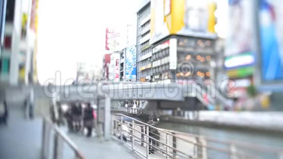 一个著名的旅游景点每个人都喜欢在大阪的一个著名广告牌上摆出和角色一样的姿势视频的预览图