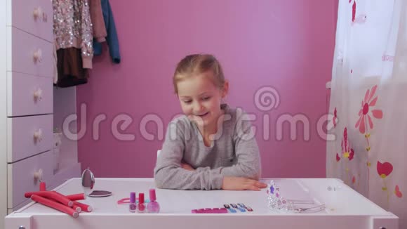 快乐的小女孩和化妆品视频的预览图