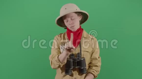 女性探索者不与手指视频的预览图