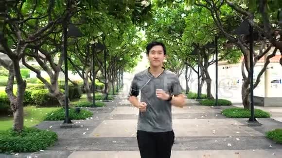 人在公园的步道上慢跑视频的预览图