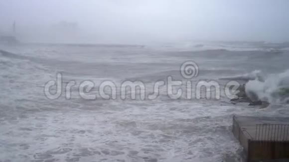暴风雨期间码头上的巨浪视频的预览图