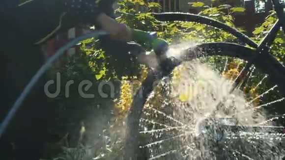 女人洗她的自行车视频的预览图