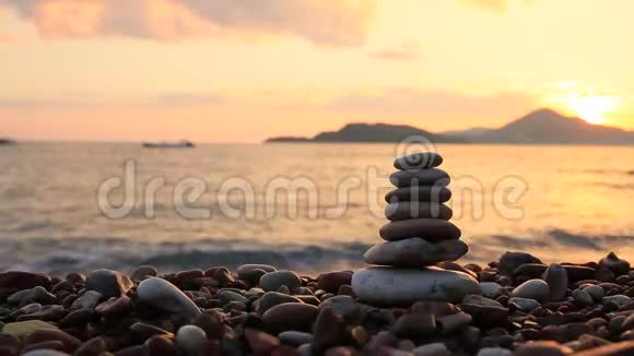平衡海滩上的石头心灵的平静平衡生活会不会视频的预览图