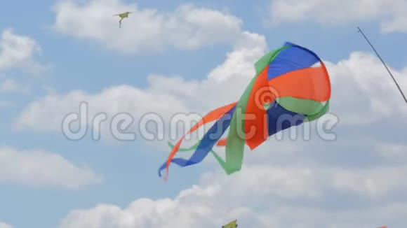 彩色锥形风筝视频的预览图