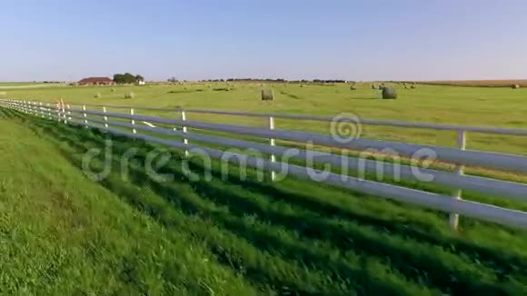 一片草地上的干草视频的预览图