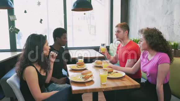 一群朋友在咖啡馆聊天视频的预览图