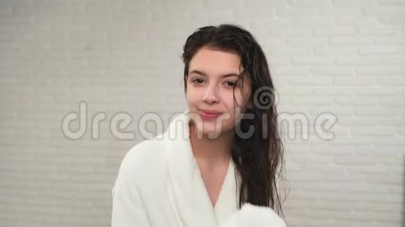 女孩用毛巾擦干湿发视频的预览图