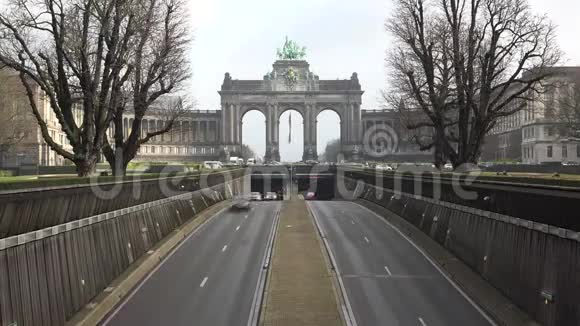 Cinquantenaire教区凯旋门下的交通视频的预览图