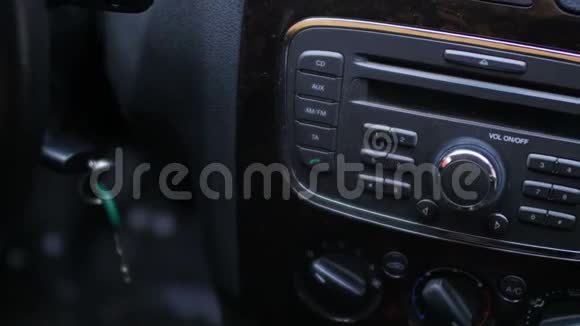 汽车收音机在车里视频的预览图