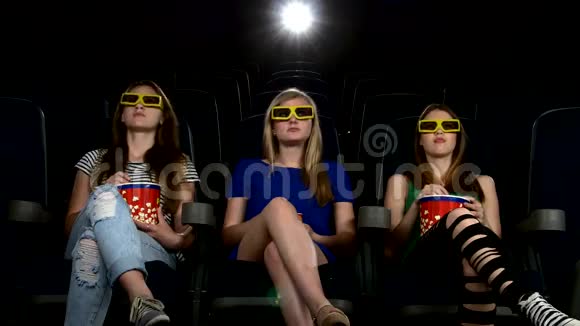 女伴在电影院看电影恐怖视频的预览图