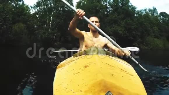 那人用桨划视频的预览图