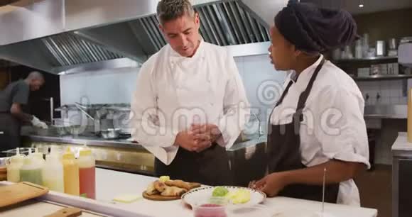 厨师准备为客户服务视频的预览图