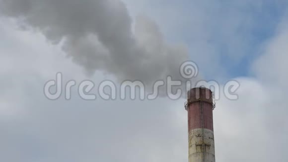 工业烟囱冒烟视频的预览图