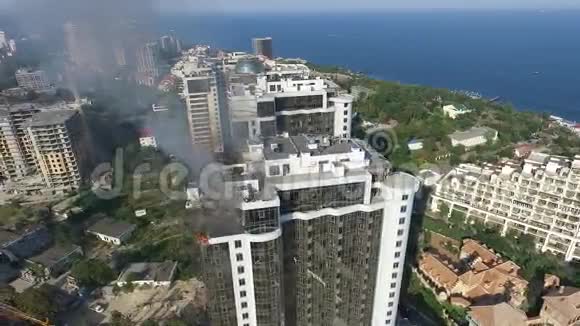 乌克兰敖德萨的高层建筑鸟瞰图消防队员用水灭火视频的预览图
