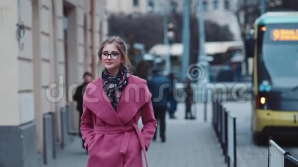 自信的年轻女子穿着优雅的服装独自走在拥挤的街道上时尚的外观酷的发型和视频的预览图