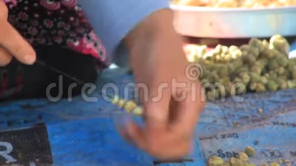 在土耳其生长的女子秋葵绳索的年龄视频的预览图