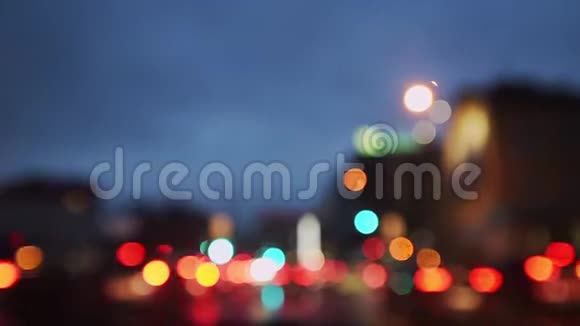 车窗外的夜间交通视频的预览图