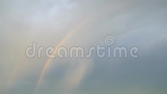 在早晨的天空中彩虹视频的预览图