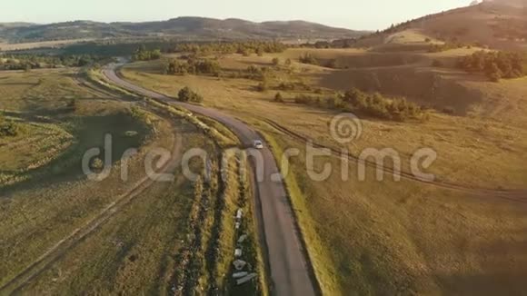在弯曲的山路上行驶的汽车的航拍镜头视频的预览图