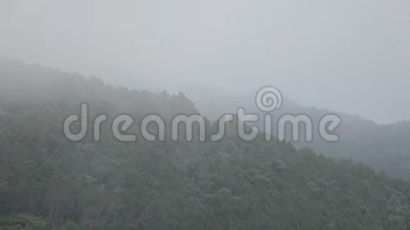雾雾或烟雾在山脉视频的预览图