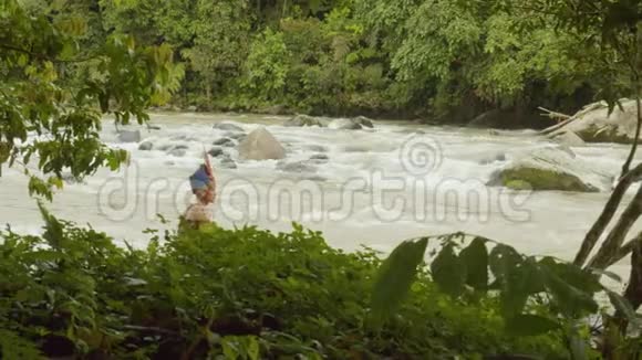 部落人坐在河边视频的预览图