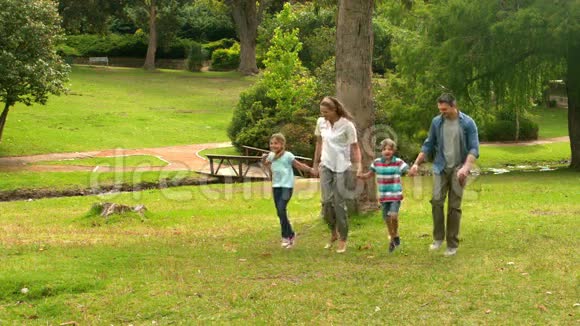 快乐的一家人在公园里跳绳视频的预览图