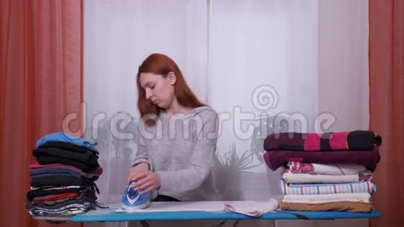 女人在家里熨衣服视频的预览图