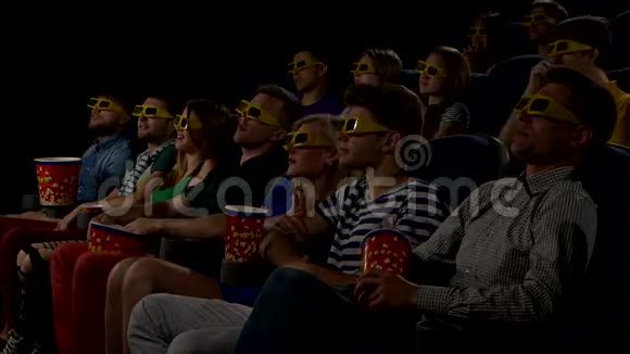年轻人看电影3D恐怖视频的预览图