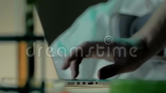 在笔记本电脑上工作的成年男性手的近镜头系统管理员在视频的预览图
