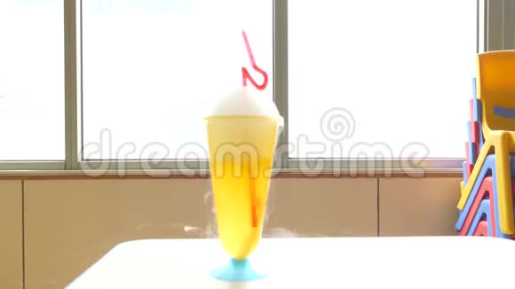 干冰饮料在桌子上视频的预览图