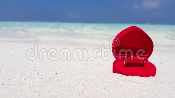 马尔代夫美丽的海滩背景白色的沙质热带天堂岛蓝天海水海洋4k黄金视频的预览图
