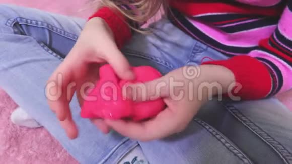 女孩在玩粉红色的黏液视频的预览图