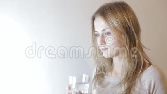 金发女人喝水视频的预览图